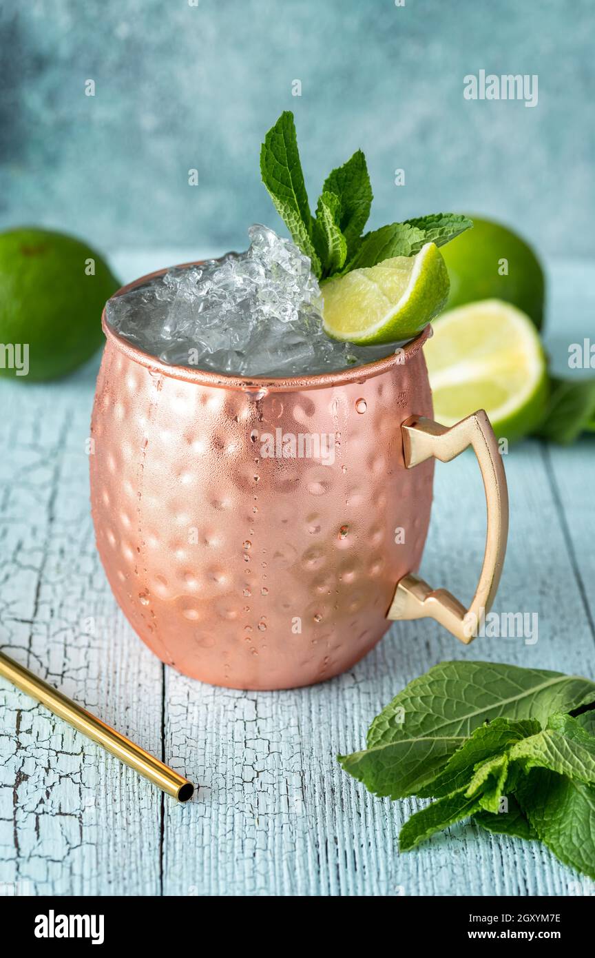 Tazza di rame di mugle moscovita guarnita con menta e lime Foto Stock