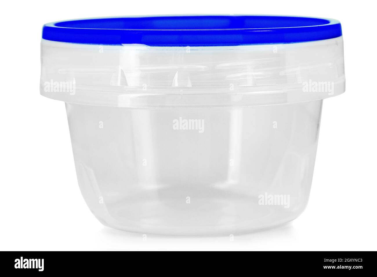 Primo piano tazza in plastica per alimenti con coperchio blu isolato su sfondo bianco Foto Stock