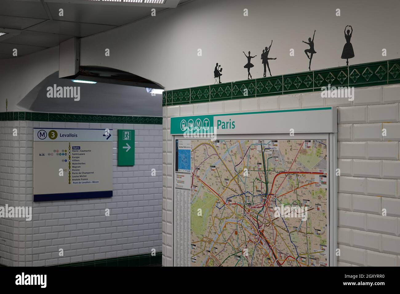 Parigi, Metropolitana, Stazione Opera, Ballettfiguren werben für die Opera Garnier // Parigi, Metropolitana, Stazione Opera decorata con le figure del Balletto Foto Stock