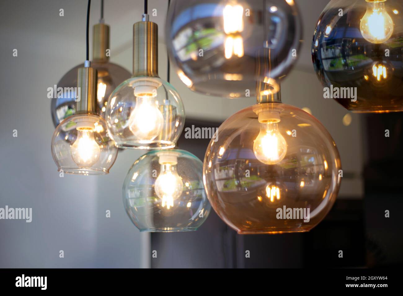 Decorazioni per l'illuminazione, splendido arredamento retrò di lusso  lampade a bulbo per la casa moderna, eleganti lampade per interni appesi  casa incandescente di varie dimensioni Foto stock - Alamy