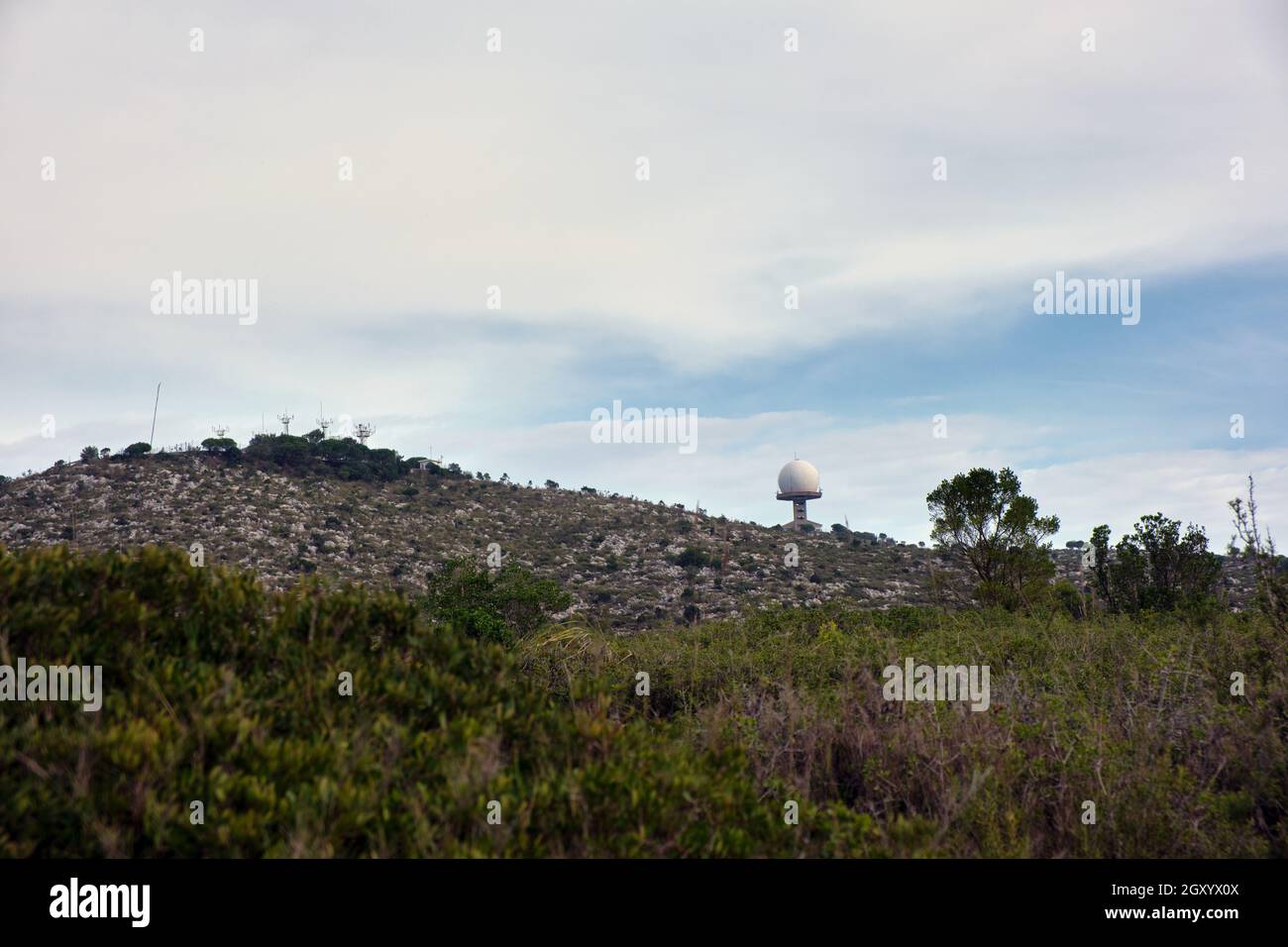 Catene montuose del Parco Naturale del Garraf. Struttura in attesa dell'Osservatorio Astronomico di Castelldefels. Cielo nuvoloso. Ho sparato la mattina. Foto Stock