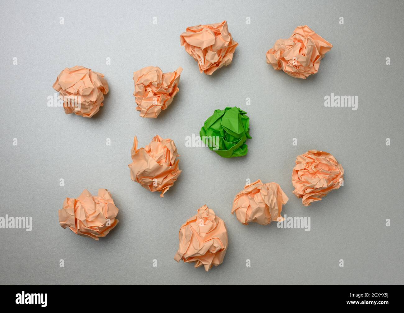 palline di carta sbriciolati su sfondo grigio, vista dall'alto. Il concetto di trovare idee innovative, le soluzioni giuste. Eliminazione degli errori, unificati Foto Stock