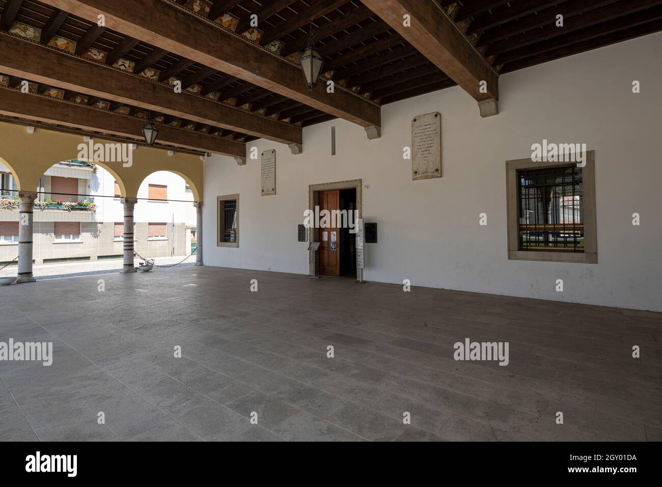 Spilimbergo, Italia. 3 Giugno 2021. Vista sul portico di Palazzo la Loggia Foto Stock