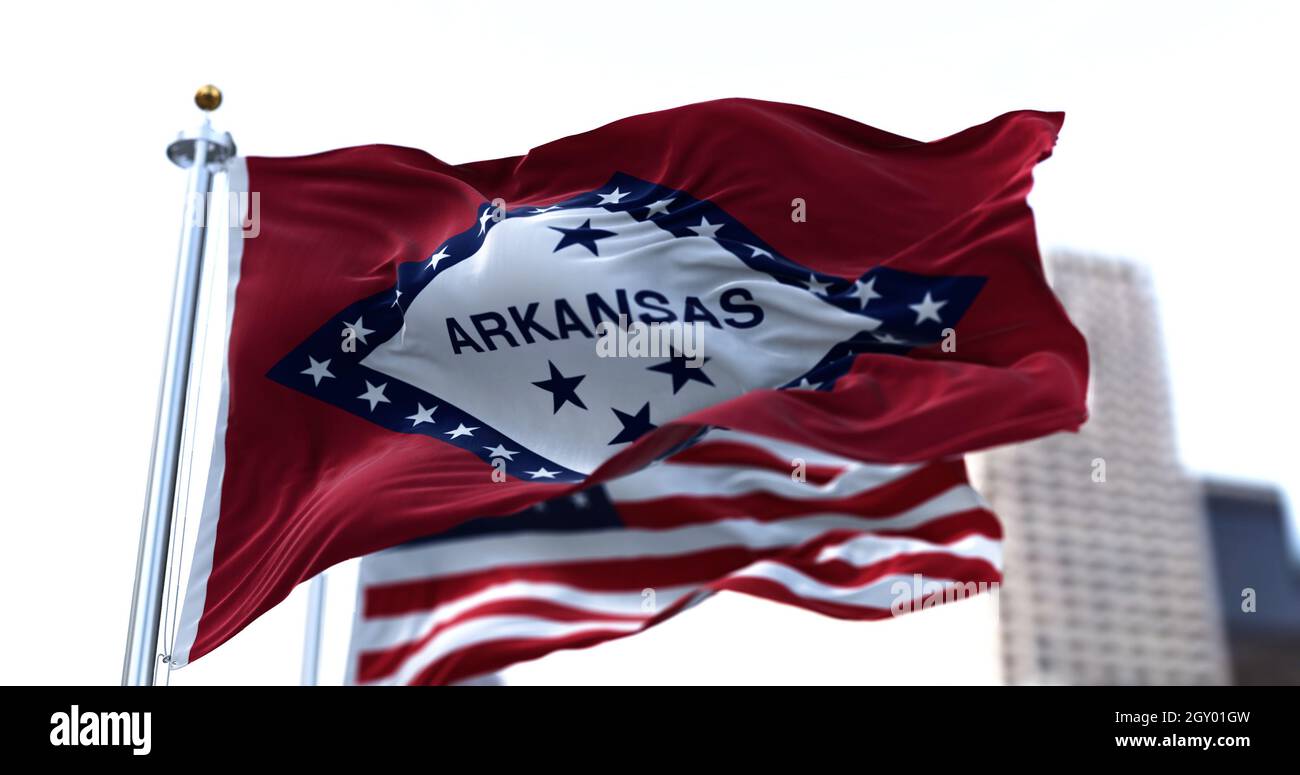 Le bandiere dello stato dell'Arizona e degli Stati Uniti sventolano nel vento. Democrazia e indipendenza. Stato dell'America centrale del sud. Foto Stock