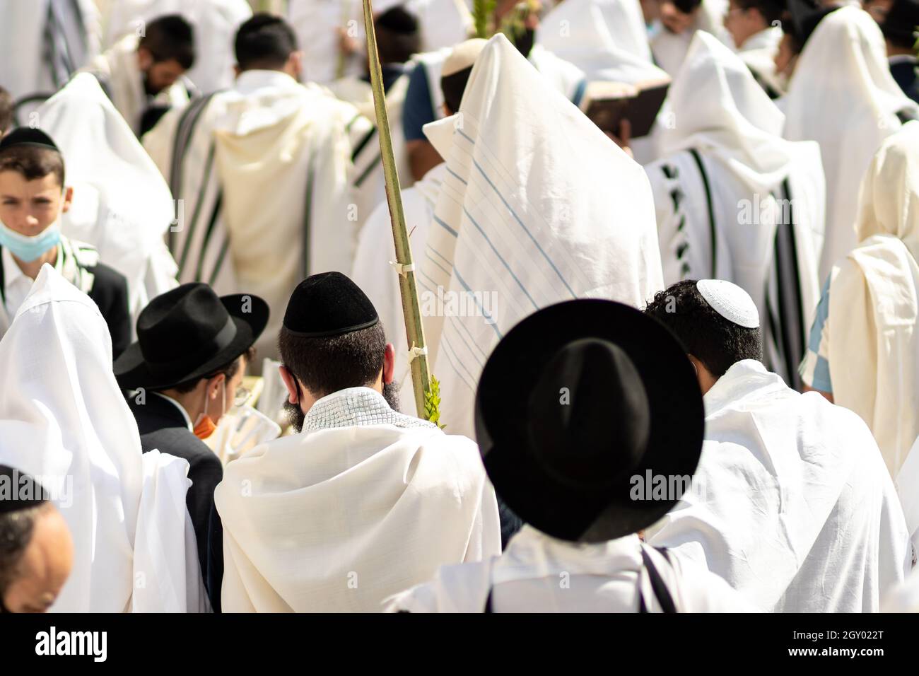 gerusalemme-israele. 23-09-2021. Un uomo ultraortodosso portatore di una tallit, che tiene le quattro specie durante la preghiera di festa di Sukkot in Occidente Foto Stock