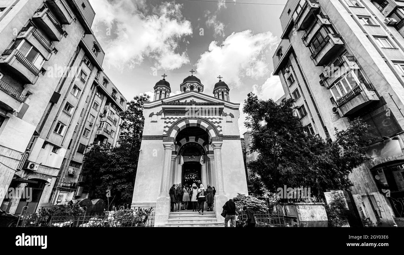 Bianco e nero classica vecchia chiesa ortodossa cristiana rumena con cielo e nuvole Foto Stock