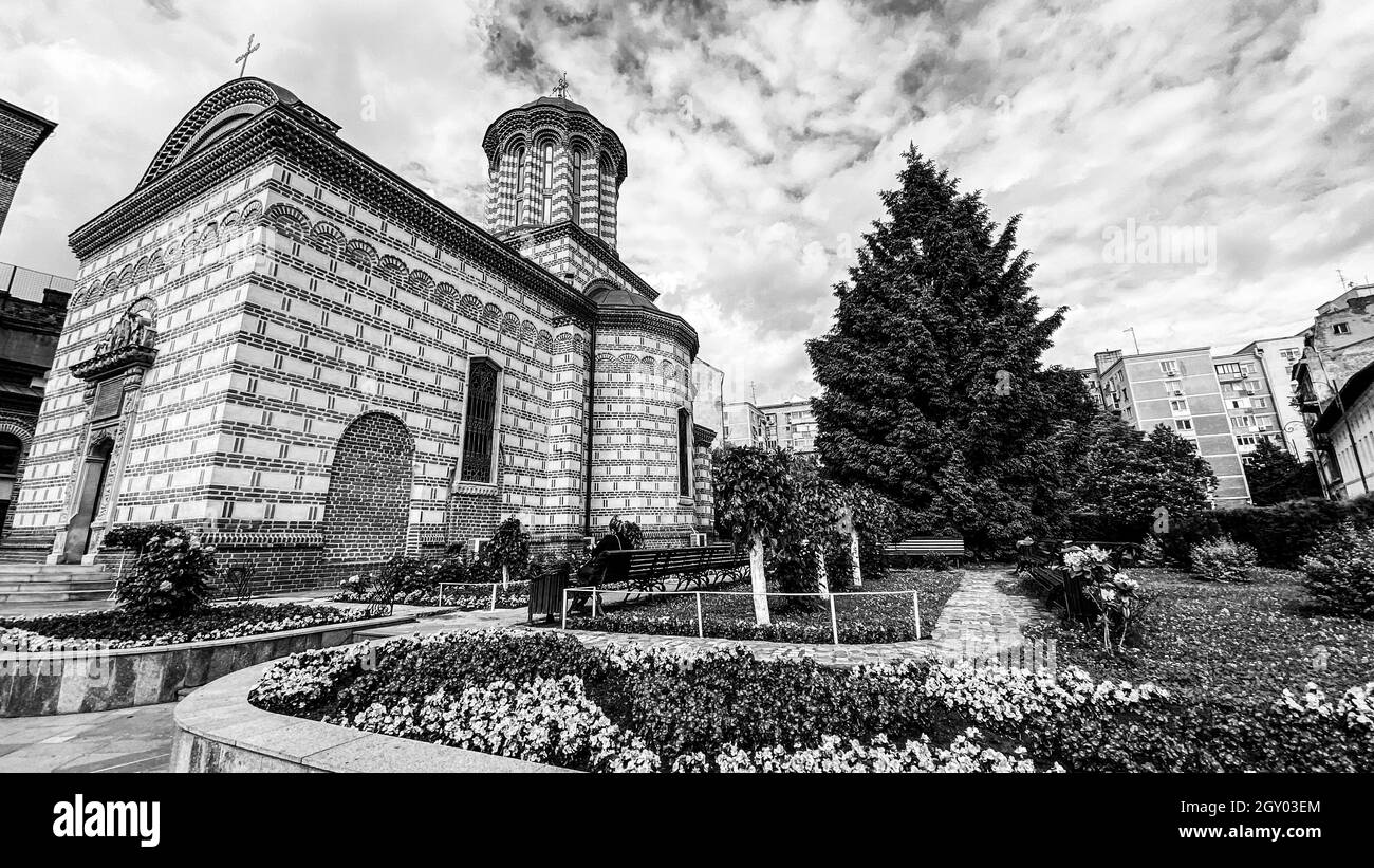 Bianco e nero classica vecchia chiesa ortodossa cristiana rumena con cielo e nuvole Foto Stock