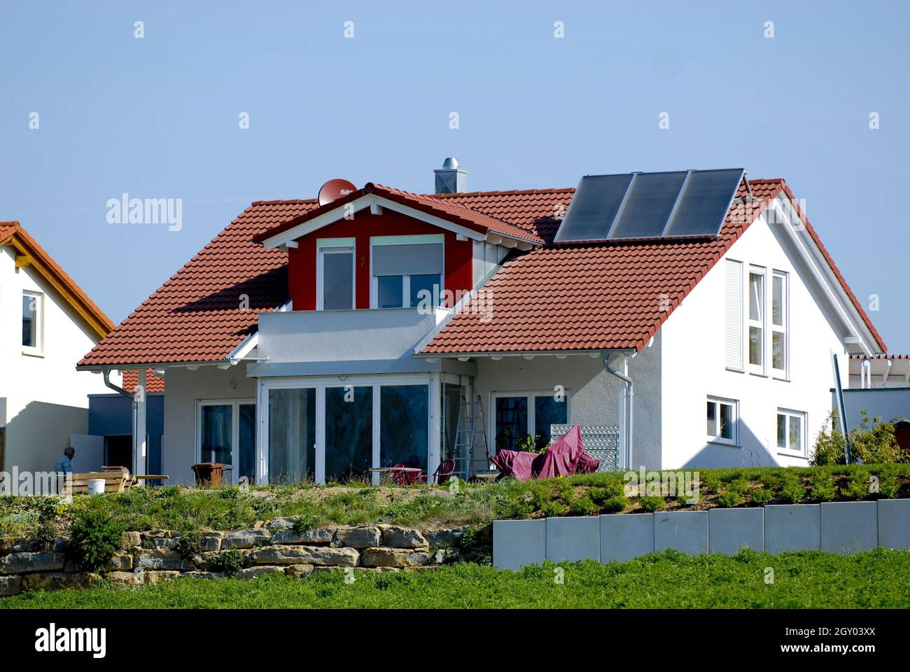 Casa singola con tetto solare, Germania Foto Stock