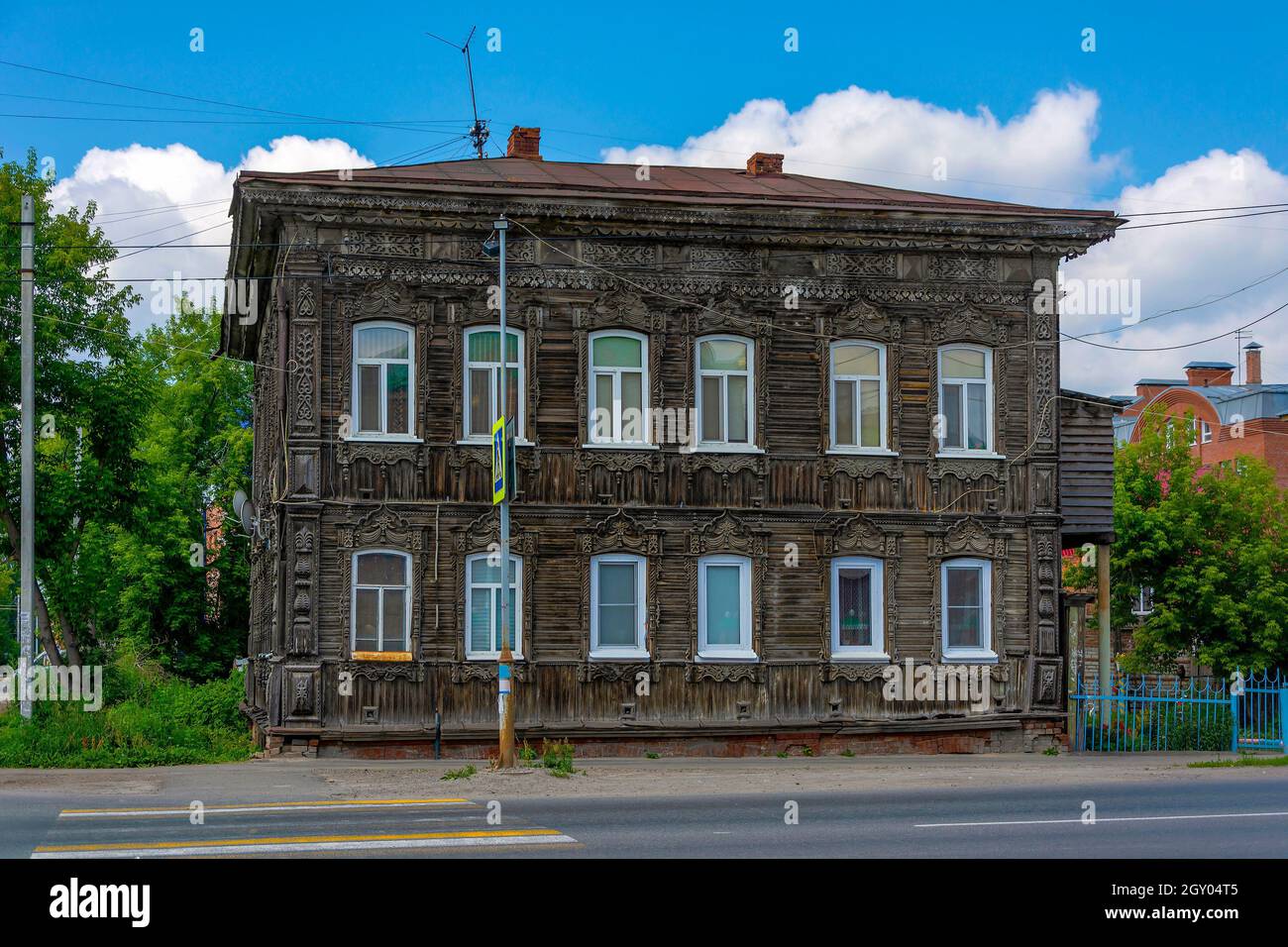 Tomsk, un vecchio edificio di appartamenti in via Tatarskaya, patrimonio storico Foto Stock