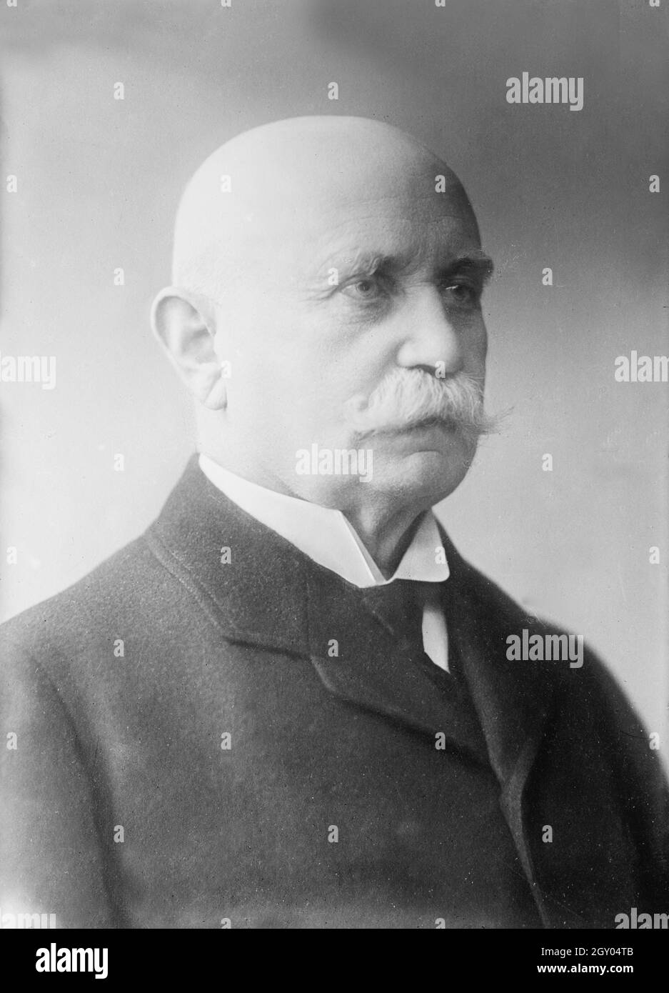 Una foto d'epoca del conte Ferdinand Adolf Heinrich August Graf von Zeppelin ingegnere aeronautico e progettista del veliero rigido Zeppelin circa il 1908 Foto Stock
