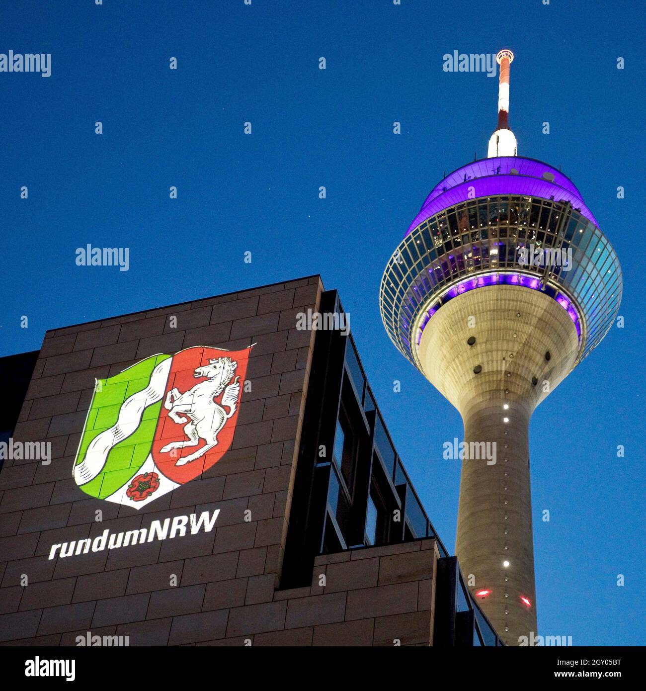 Landtag illuminato, 75 anni di NRW con la Torre del Reno, Germania, Renania Settentrionale-Vestfalia, basso Reno, Dusseldorf Foto Stock