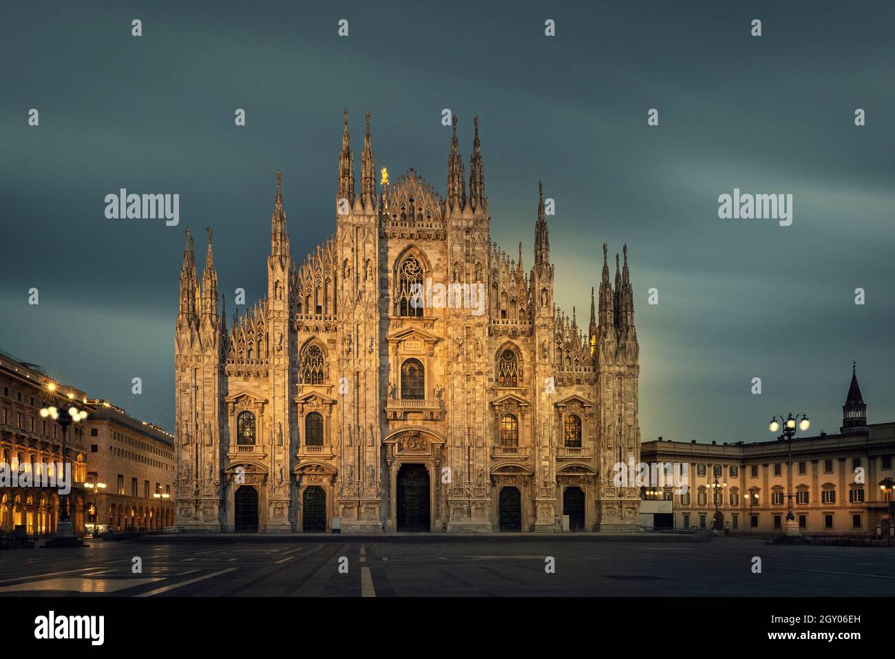 Duomo , Cattedrale gotica di Milano in serata,Italia,foto orizzontale con copy-space.Foto a lunga esposizione. Foto Stock