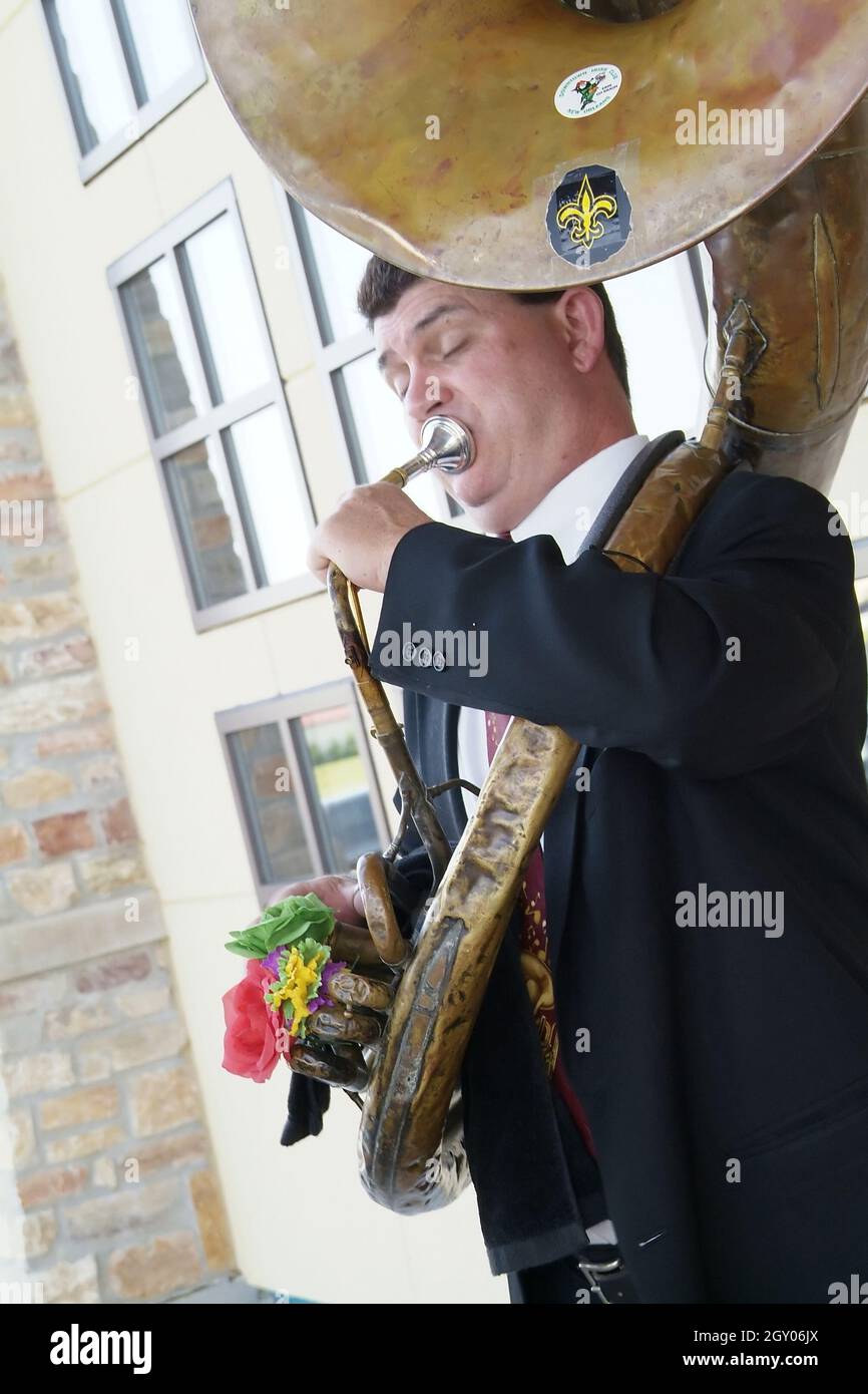 SAINT LOUIS, STATI UNITI D'AMERICA - 01 giu 2009: Un colpo verticale di un musicista jazz che suona il suo tuba Foto Stock