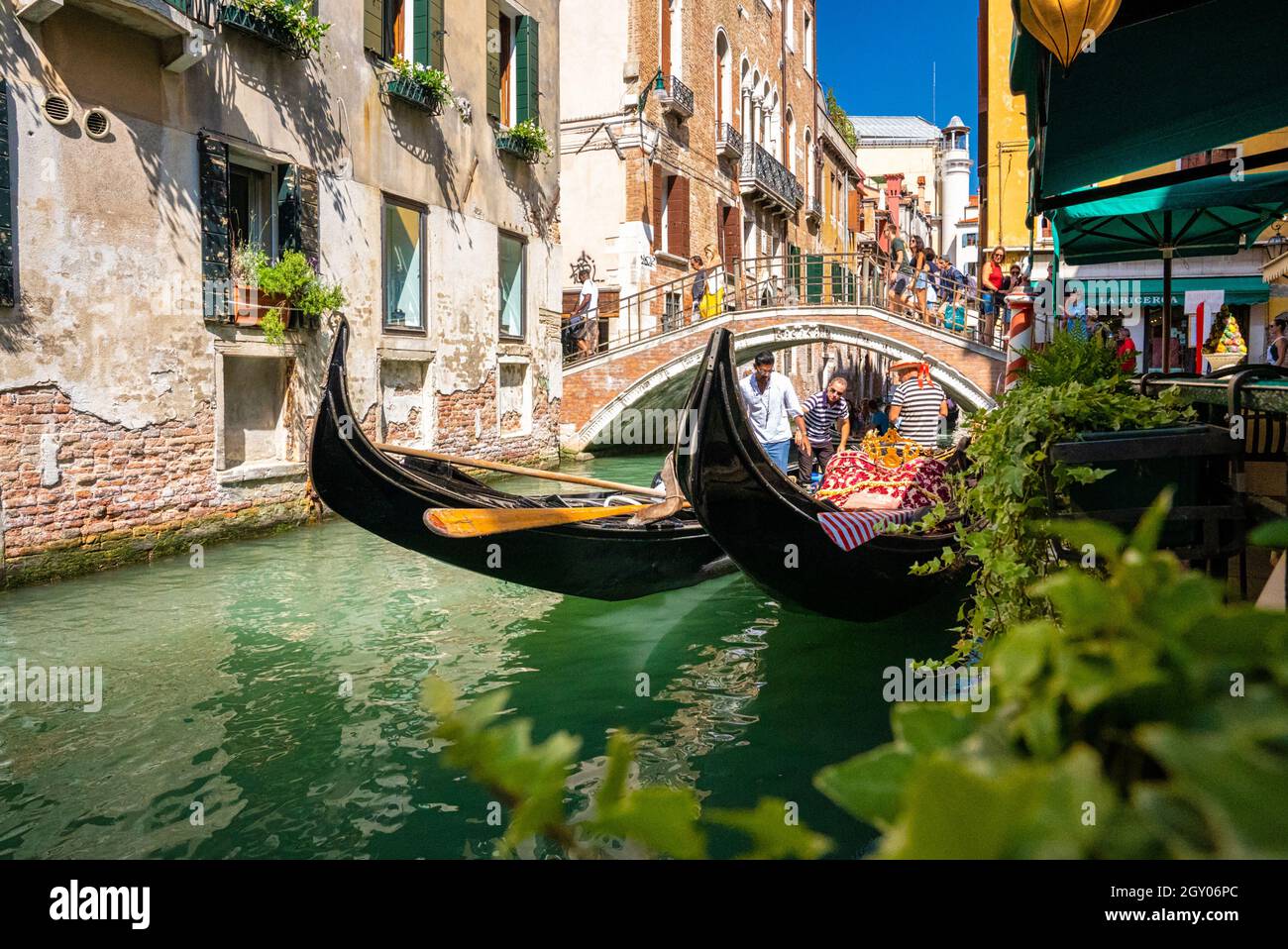 Gondole tradizionali sul canale stretto di Venezia. Foto Stock