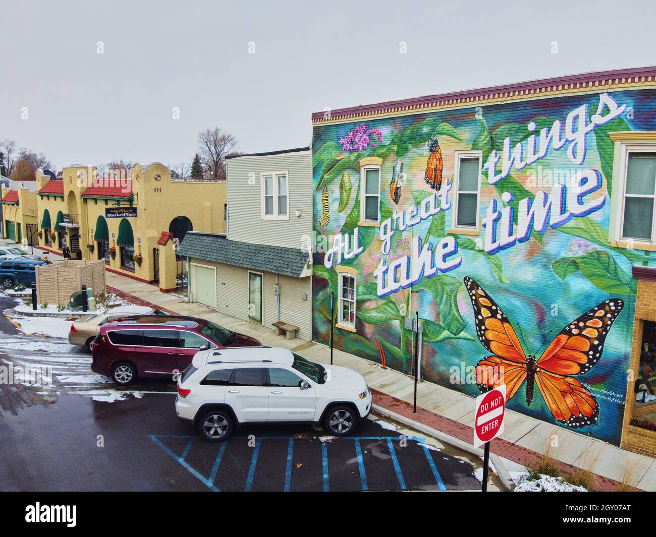 Arte murale del centro città di farfalle monarca in inverno Foto Stock