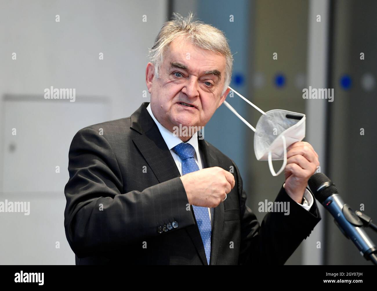 Duesseldorf, Germania. 06 ottobre 2021. Herbert Reul (CDU), ministro degli interni della Renania settentrionale-Vestfalia, toglie la maschera mentre viene a dire alla stampa circa l'operazione di polizia statale contro il riciclaggio di denaro e il finanziamento del terrorismo. Credit: Roberto Pfeil/dpa/Alamy Live News Foto Stock