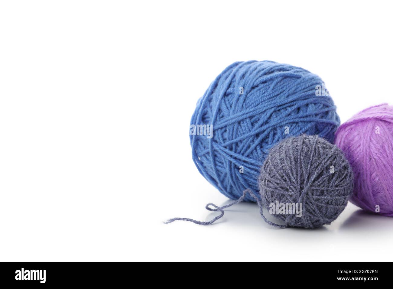 Palle di filato multicolore, isolate su sfondo bianco. Foto Stock