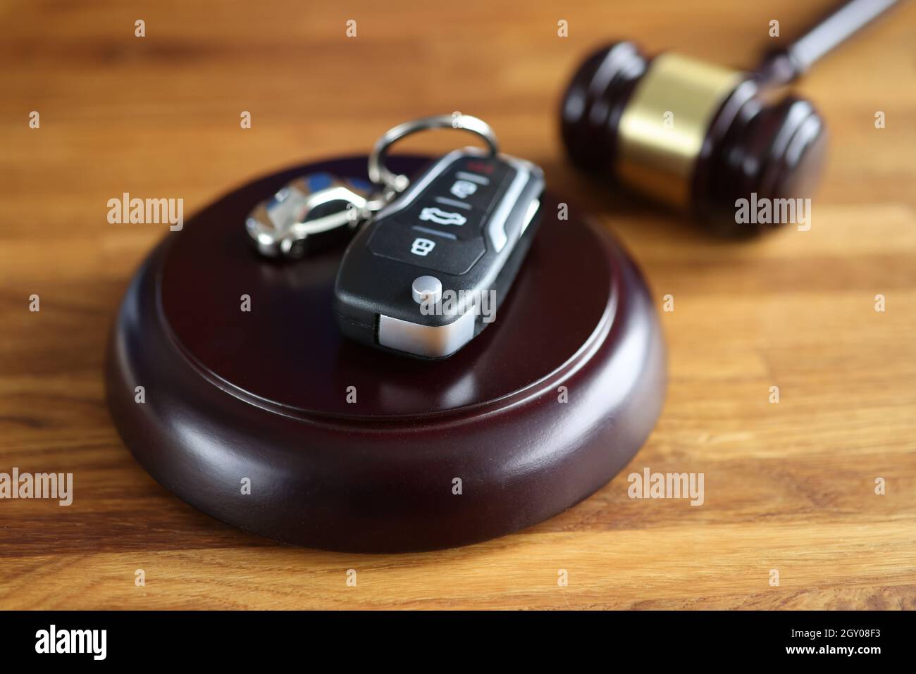 Gavel arbitro e telecomando da auto sul tavolo primo piano Foto Stock