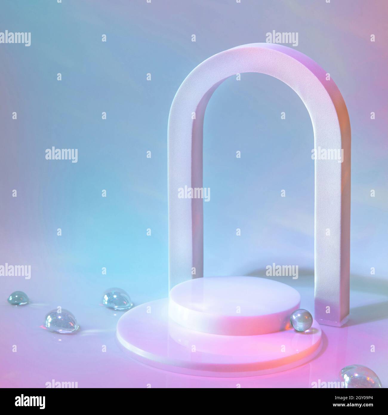 scena vuota con podio e arco su sfondo pastello Foto Stock