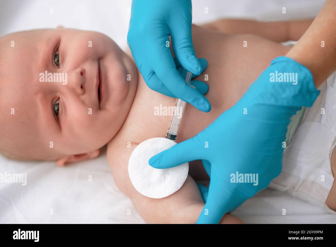 Paziente neonato sereno vaccinato da un pediatra Foto Stock