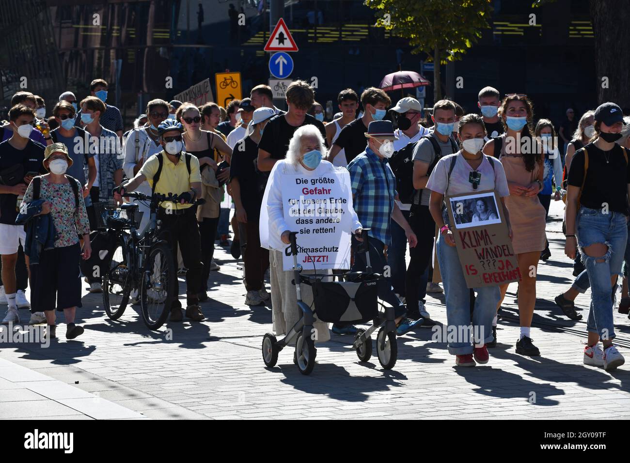 Giovani e anziani marciano a Friburgo in Germania venerdì per le future proteste gli attivisti climatici tedeschi dimostrano contro il riscaldamento globale Foto Stock