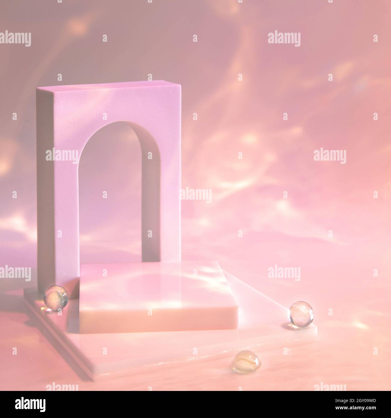 scena vuota con podio e arco su sfondo pastello Foto Stock