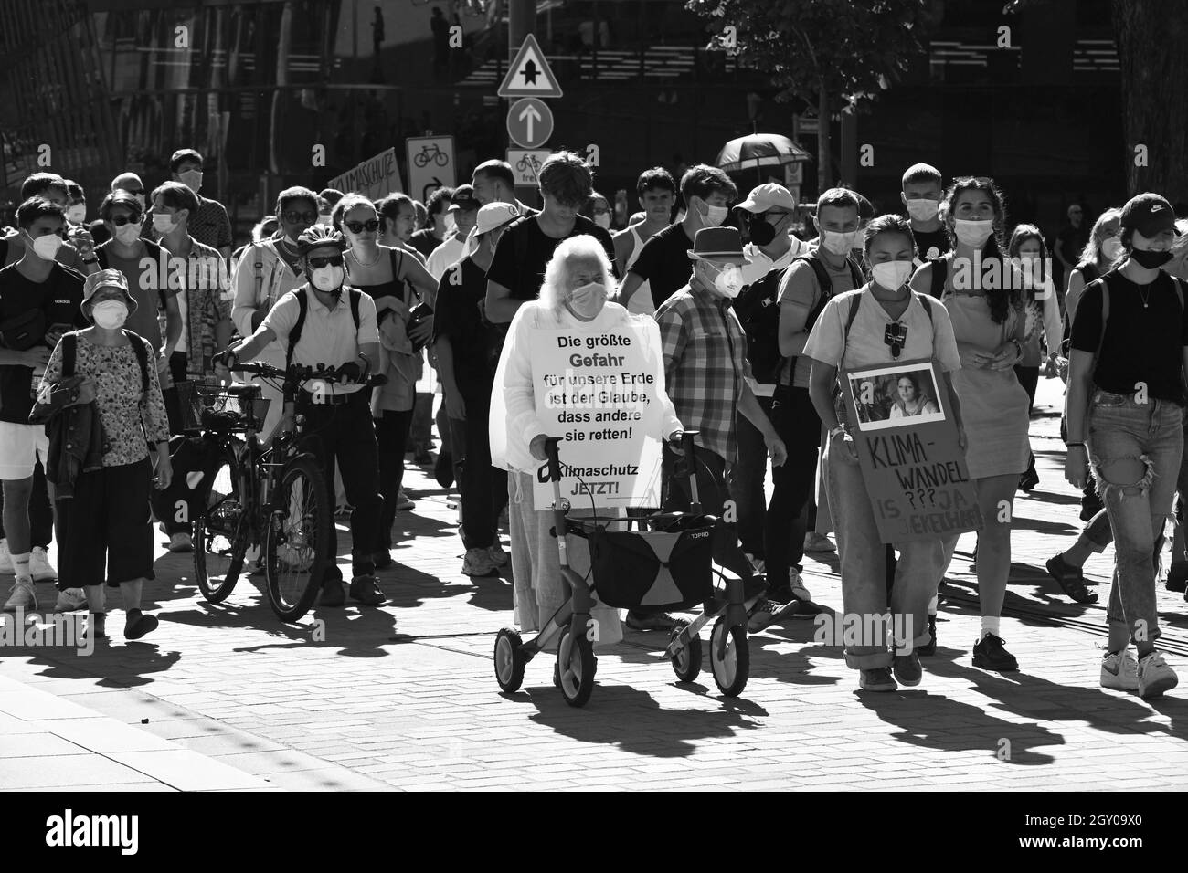 Giovani e anziani marciano a Friburgo in Germania venerdì per le future proteste gli attivisti climatici tedeschi dimostrano contro il riscaldamento globale Foto Stock