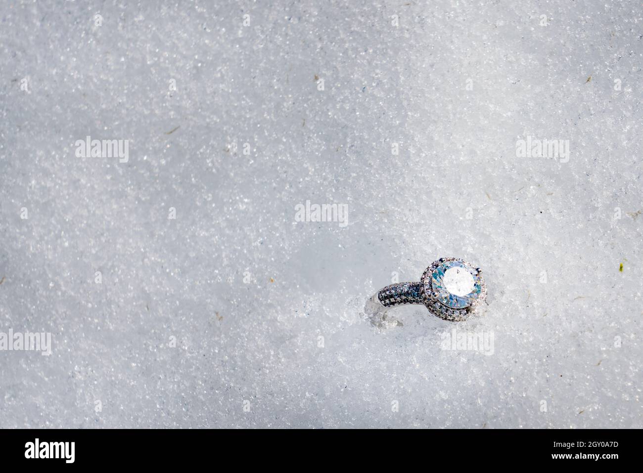 Anello di diamante sulla neve. Amore e un elegante matrimonio anelli di platino concetto. Foto Stock