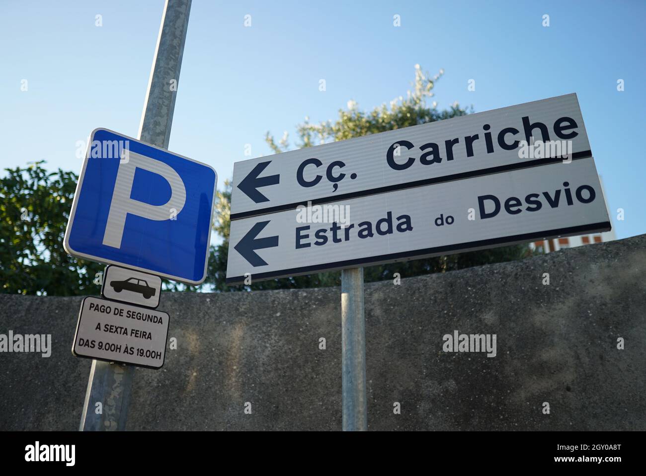 Segnaletica stradale e di parcheggio sul montante Foto Stock