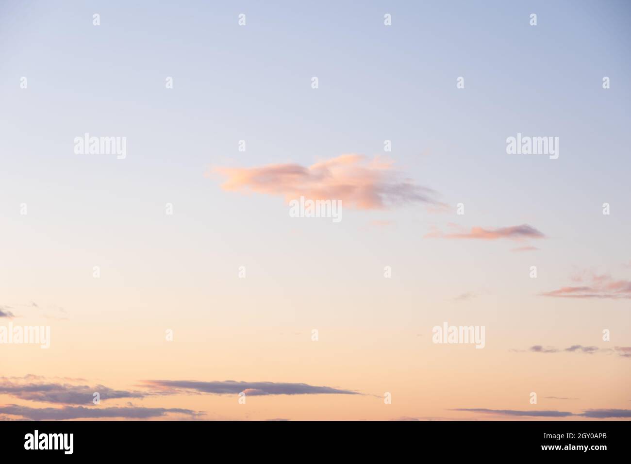 Molto bella rosa delicato arancio alba o tramonto cielo e belle nuvole luminose. Bellissimo cielo perfetto per le tue foto. Sfondo celeste a o Foto Stock