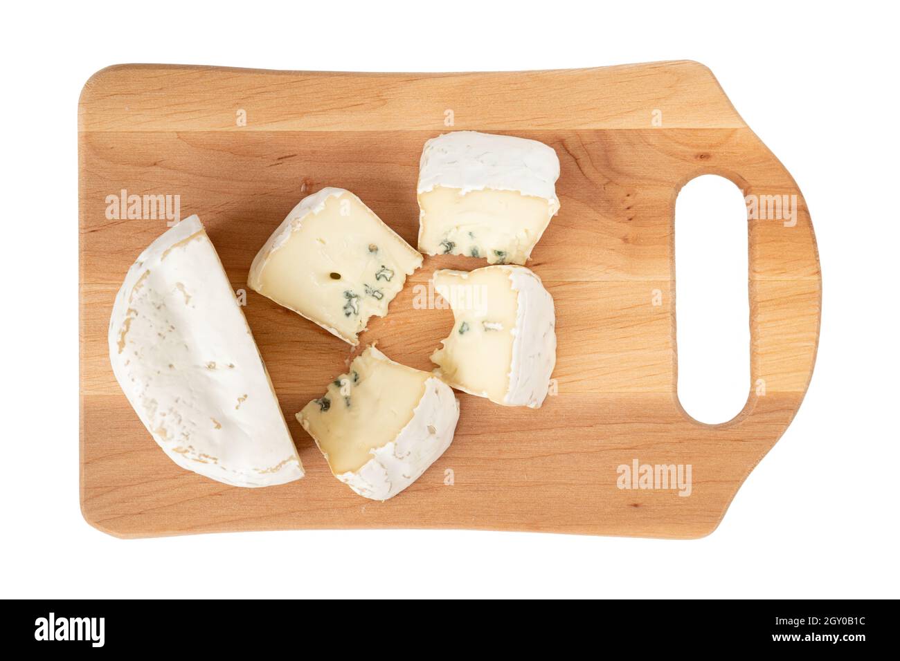 natura morta di brie o camembert, formaggio fresco con muffa e fette su tavola di legno isolato su sfondo bianco, vista dall'alto Foto Stock