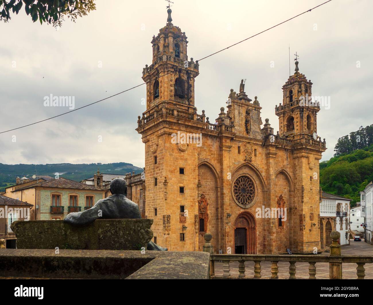 Plaza de Mondoñedo con la sua Cattedrale e la statua del famoso scrittore Alvaro Cunqueiro in primo piano. Foto Stock