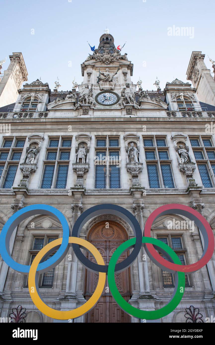 Parigi, Francia, 4 ottobre 2021: Al di fuori dell'Hotel de Ville nel centro di Parigi sono esposti gli anelli olimpici per celebrare la città che ospita i Giochi Olimpici dell'estate 2024. Anna Watson/Alamy Live News Foto Stock