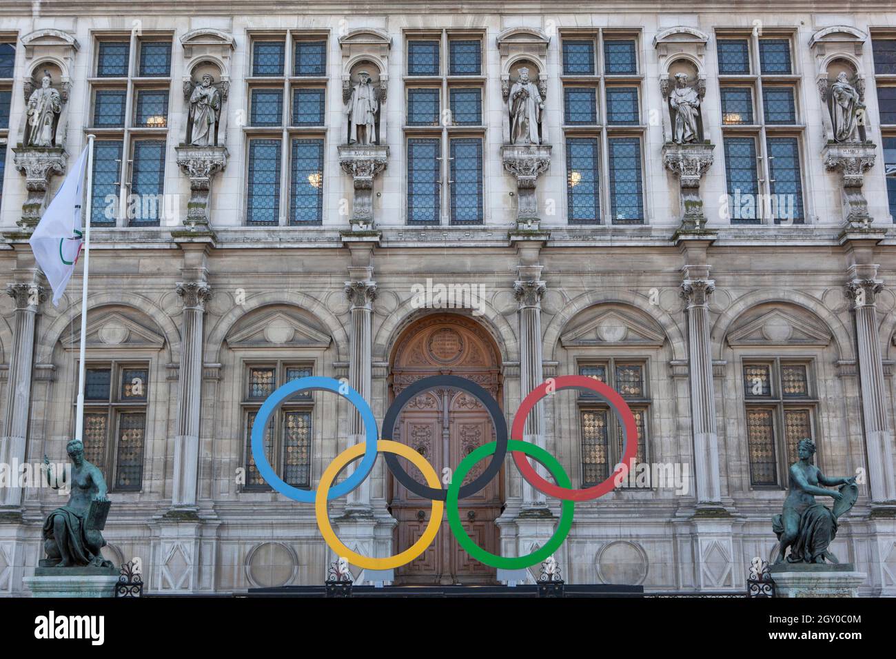 Parigi, Francia, 4 ottobre 2021: Al di fuori dell'Hotel de Ville nel centro di Parigi sono esposti gli anelli olimpici per celebrare la città che ospita i Giochi Olimpici dell'estate 2024. Anna Watson/Alamy Live News Foto Stock