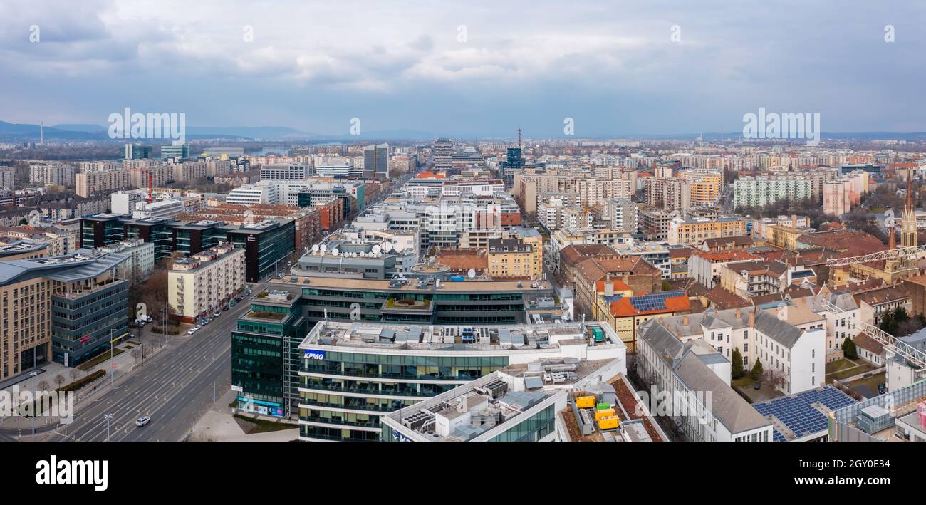 Vista panoramica aerea dello skyline di via Váci con uffici commerciali e traffico molto leggero grazie al blocco della terza onda di Covid. Foto Stock