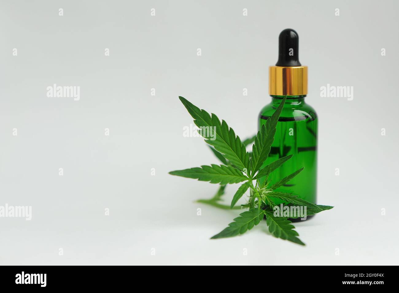 Prodotti di marijuana. Cannabis CBD olio di canapa isolato su sfondo bianco. Concetto di aromaterapia ricreativa. Foto Stock