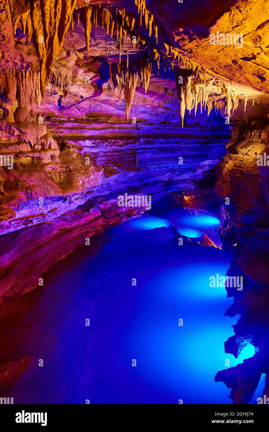 Tour delle grotte nel centro-ovest del fiume con luci blu e formazioni di stalattiti Foto Stock