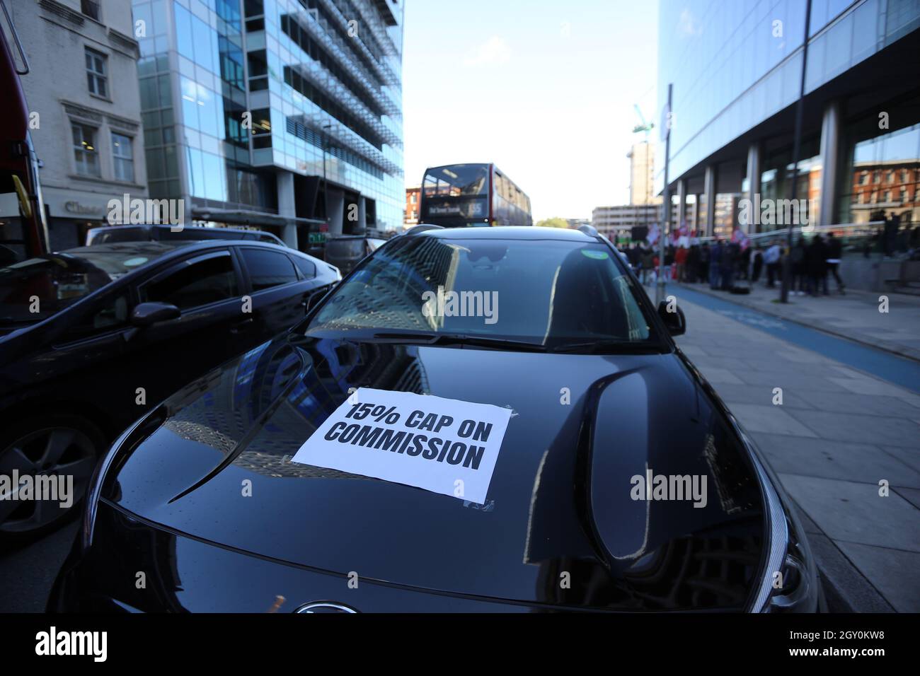 Londra, Inghilterra, Regno Unito. 6 ottobre 2021. I conducenti di Uber hanno organizzato una protesta all'esterno dell'ufficio dell'azienda a Londra orientale chiedendo una migliore tariffa per miglio, una commissione massima del 15%, trasparenza delle spese per i clienti, nessun viaggio a tariffa fissa, un supplemento del 50% sui viaggi fuori zona, nessuna disattivazione sleale, ripristino dei conducenti ingiustamente disattivati. (Credit Image: © Tayfun Salci/ZUMA Press Wire) Foto Stock