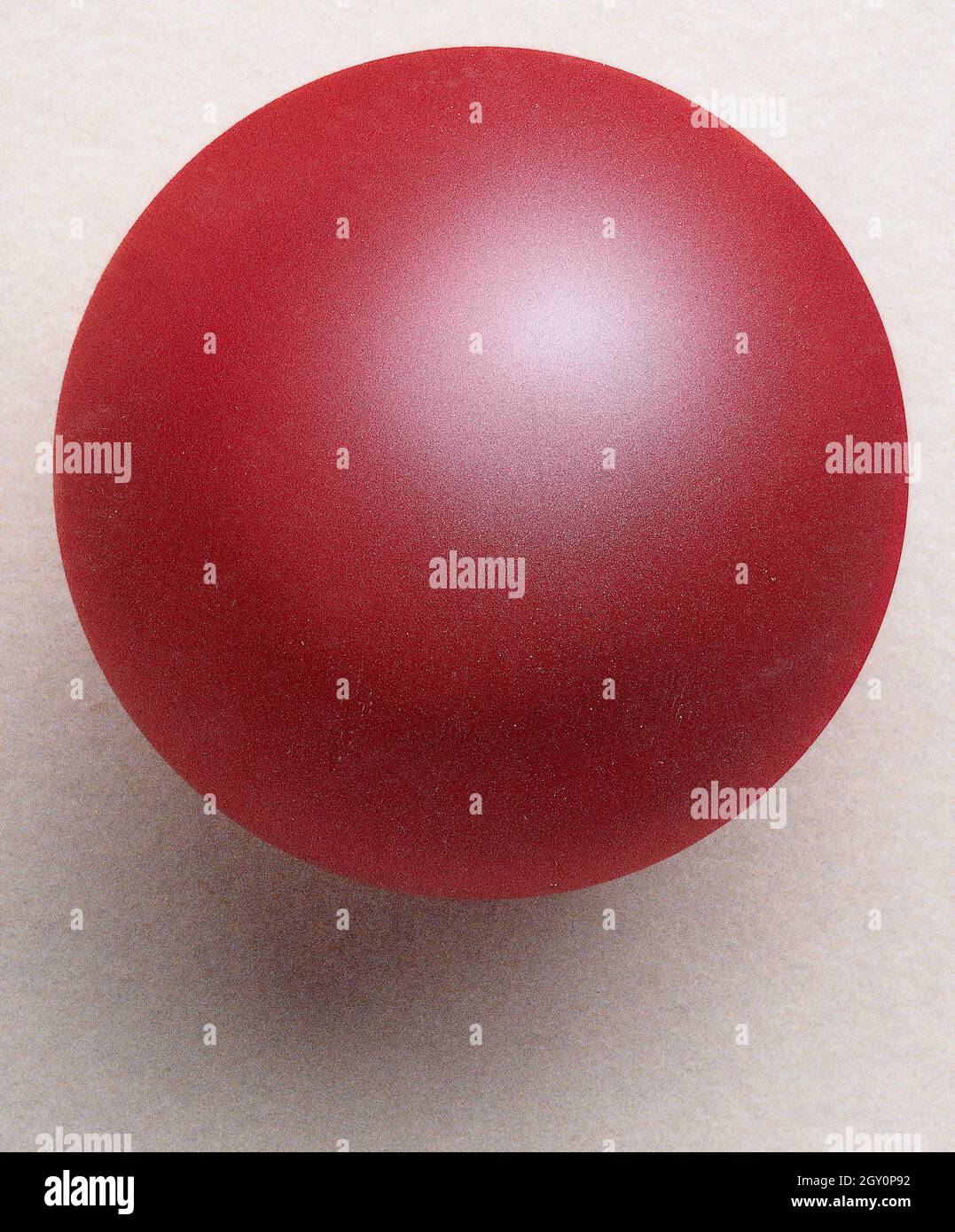 Sfera rossa che simboleggia l'atomo di ossigeno Foto Stock
