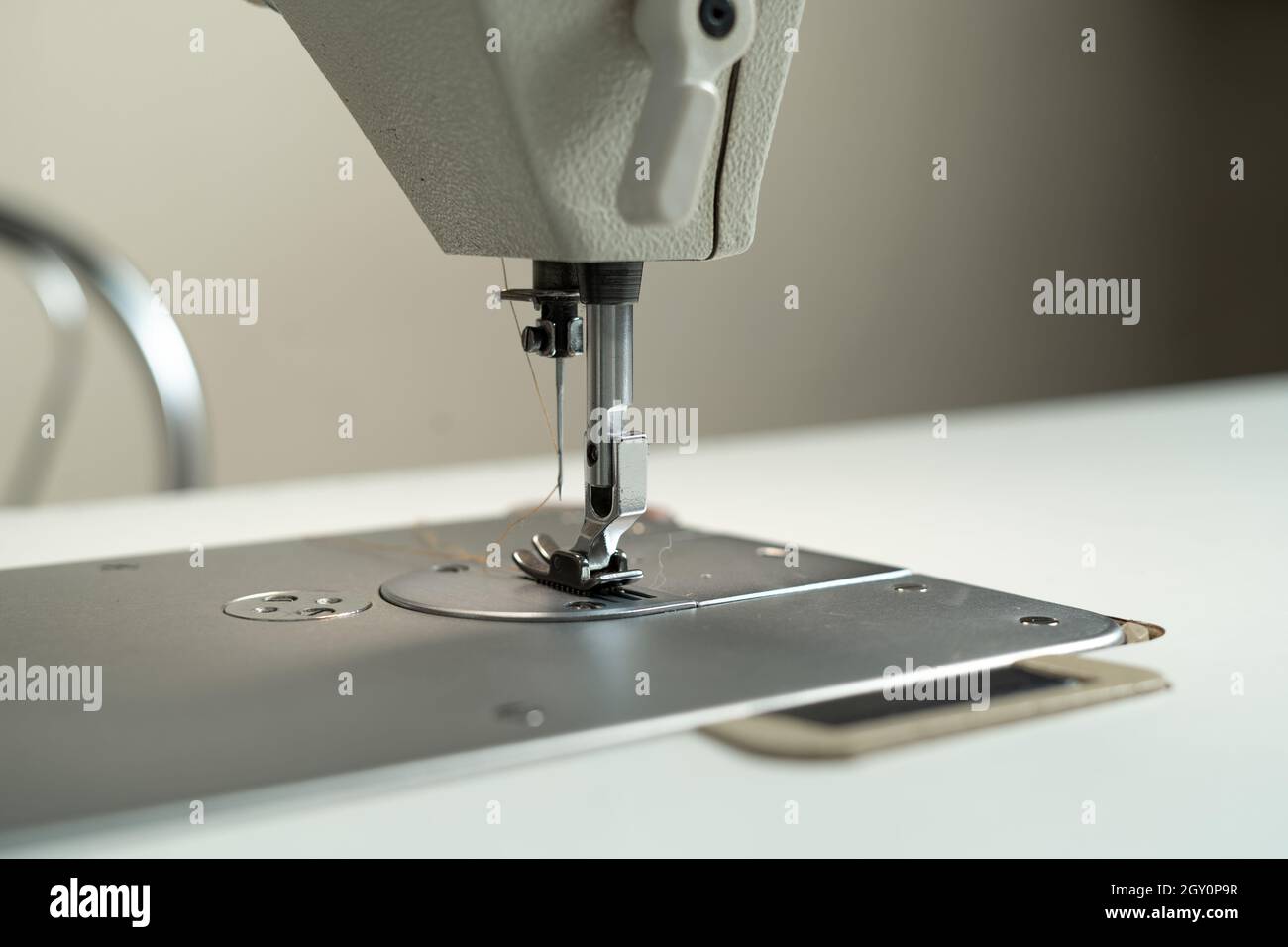 Macchine per cucire parti metalliche ed accessori. Atelier per la personalizzazione. Foto Stock