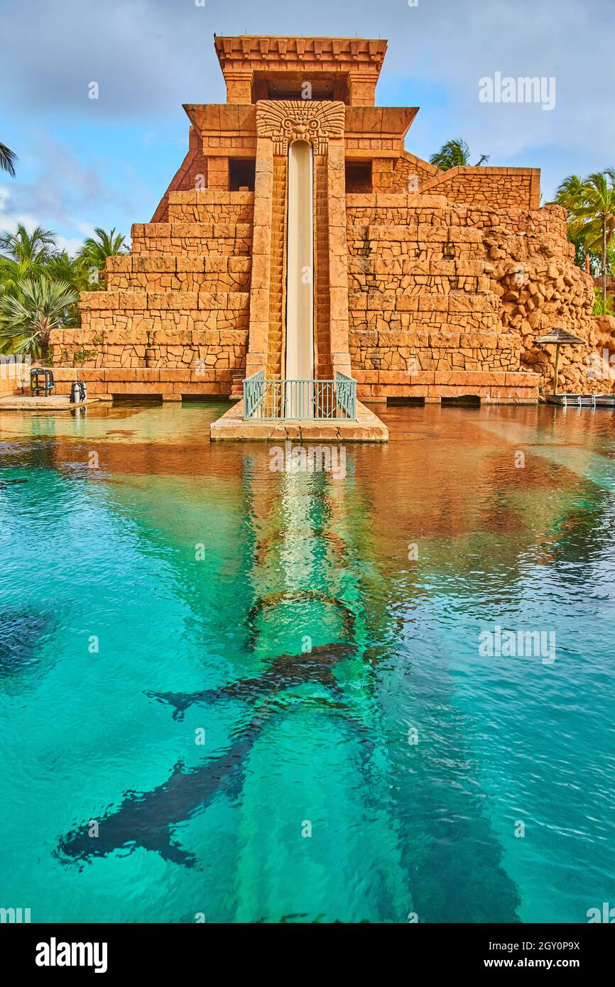 Gli squali in piscina sullo scivolo ricreavano il tempio Maya Foto Stock