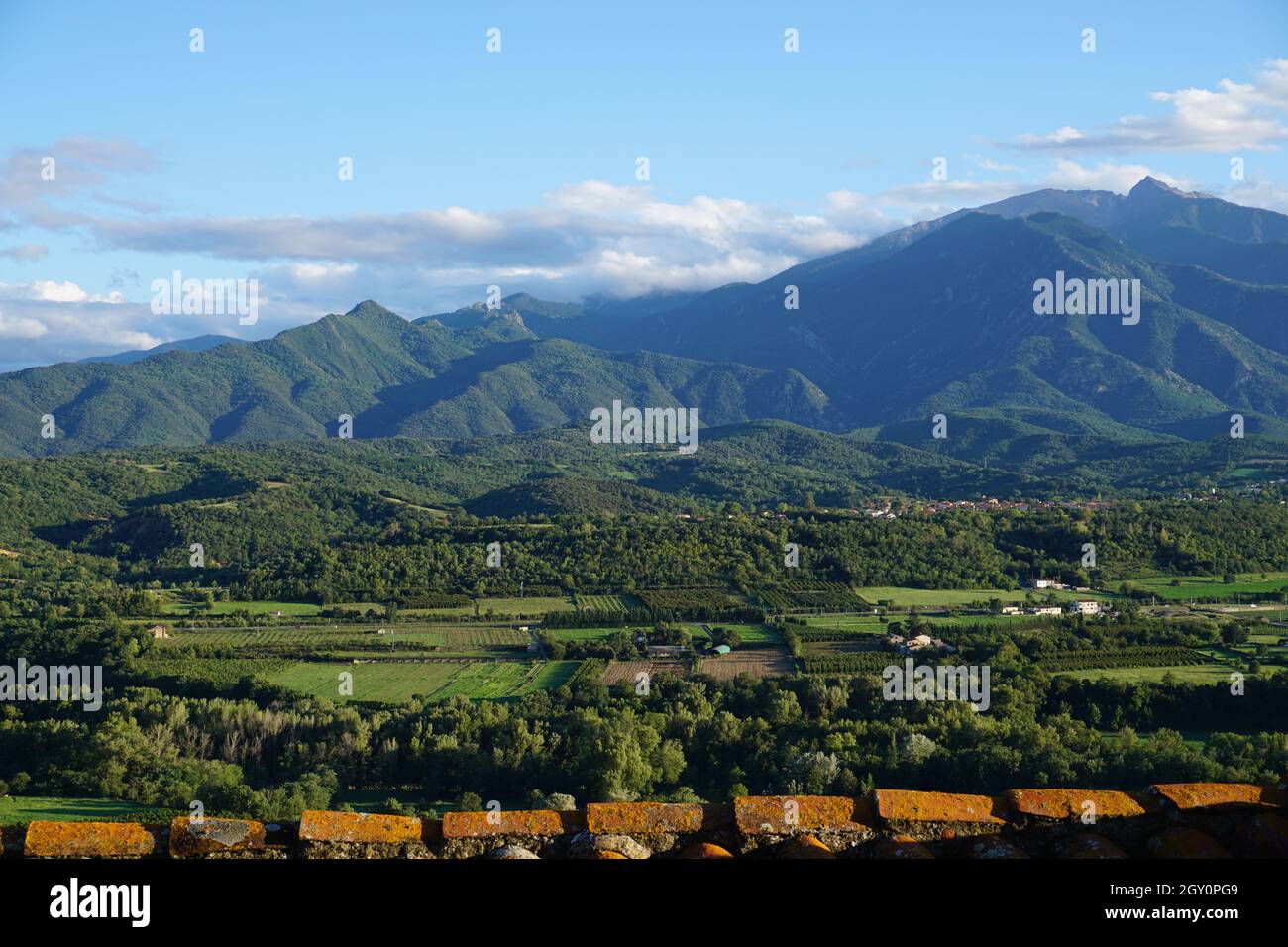 Vista del massiccio del Canigou dal tetto nel villaggio di Eus, dipartimento dei Pirenei Orientali, Francia meridionale Foto Stock