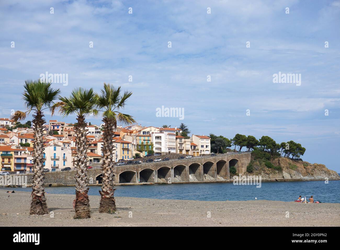 Vista dalla spiaggia della cittadina balneare mediterranea di Banyuls-sur-Mer, dipartimento dei Pirenei Orientali, Francia meridionale Foto Stock