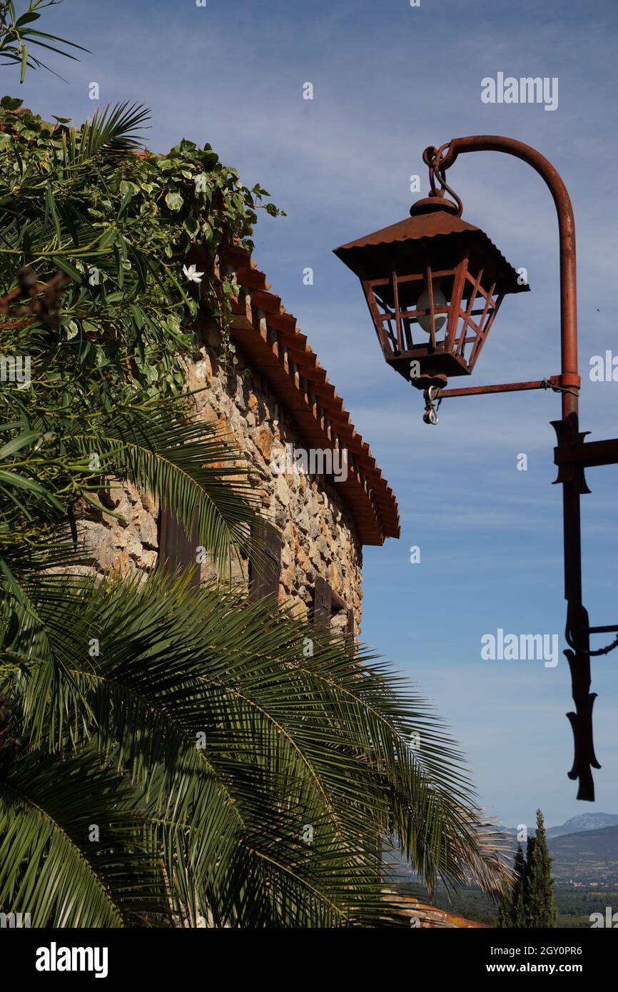 Lanterna e casa di fronte al villaggio di Castelnou, dipartimento dei Pirenei Orientali, Francia meridionale Foto Stock