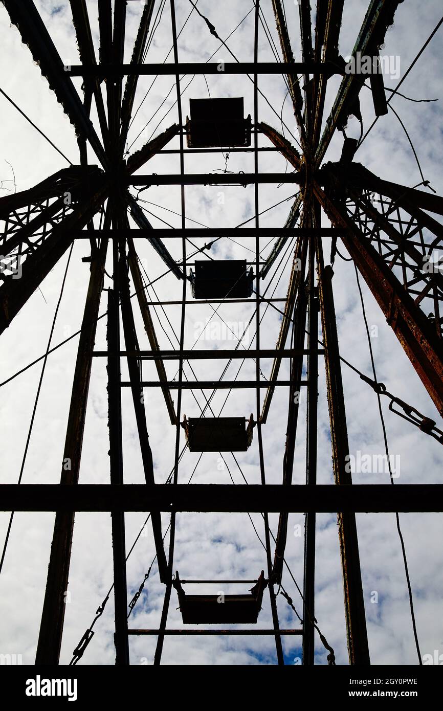 Vista dall'interno di una ruota di ferro da un parco a tema abbandonato Foto Stock