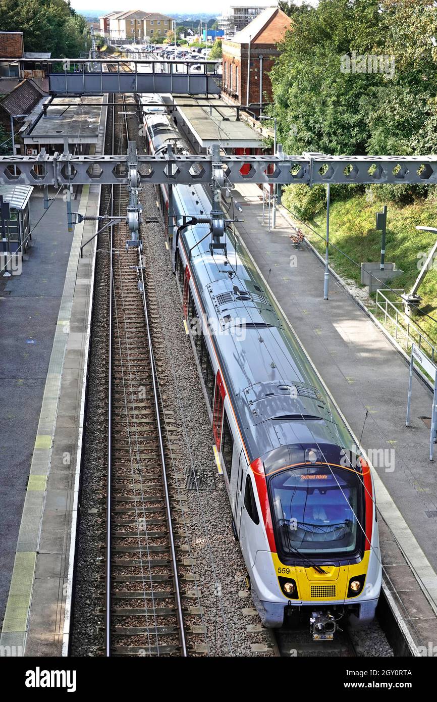 Vista aerea top & front autisti taxi Greater Anglia servizio di trasporto passeggeri in arrivo a Billericay penduter stazione ferroviaria piattaforma Essex Inghilterra UK Foto Stock
