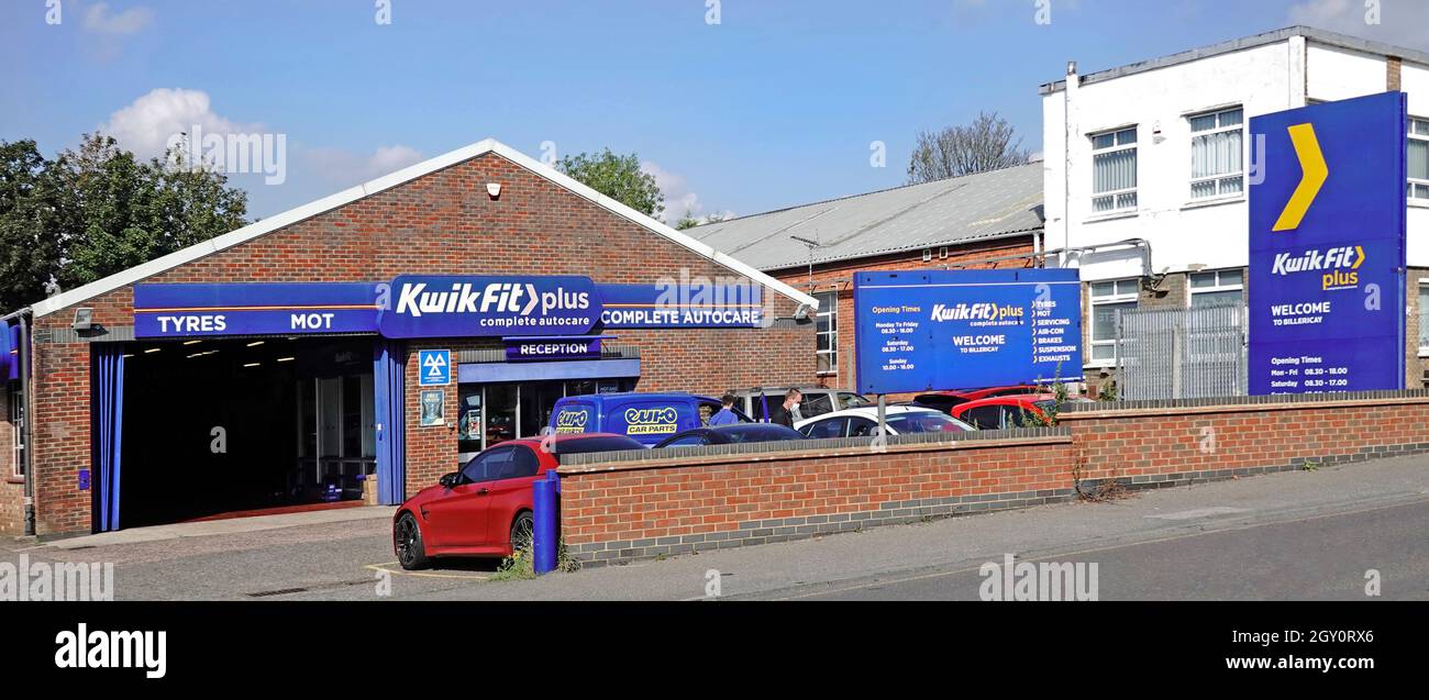 Vista frontale di Kwik Fit più servizio auto deposito pneumatico MOT business Premises cartello di benvenuto con cliente parcheggio auto fuori ingresso reception Essex UK Foto Stock