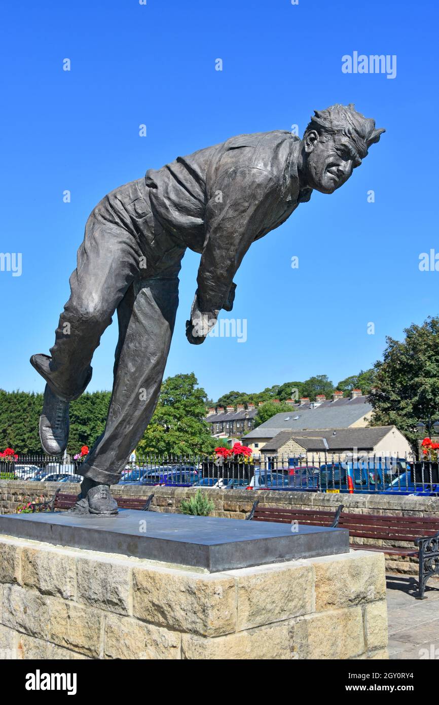 Skipton North Yorkshire England Regno Unito statua di Fred Freddie Trueman OBE famoso giocatore di cricket dello sportivo per Yorkshire County club & Inghilterra bowler veloce Foto Stock