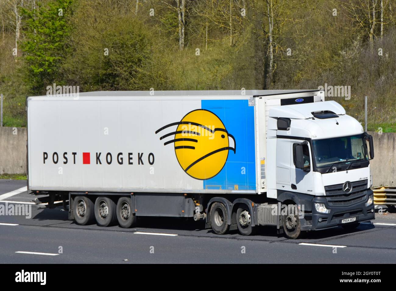 Vista laterale e frontale logo Mercedes HGV Truck & Post Kogeko bianco sul rimorchio della catena di fornitura per prodotti alimentari in Benelux e nel Regno Unito che guida l'autostrada inglese Foto Stock