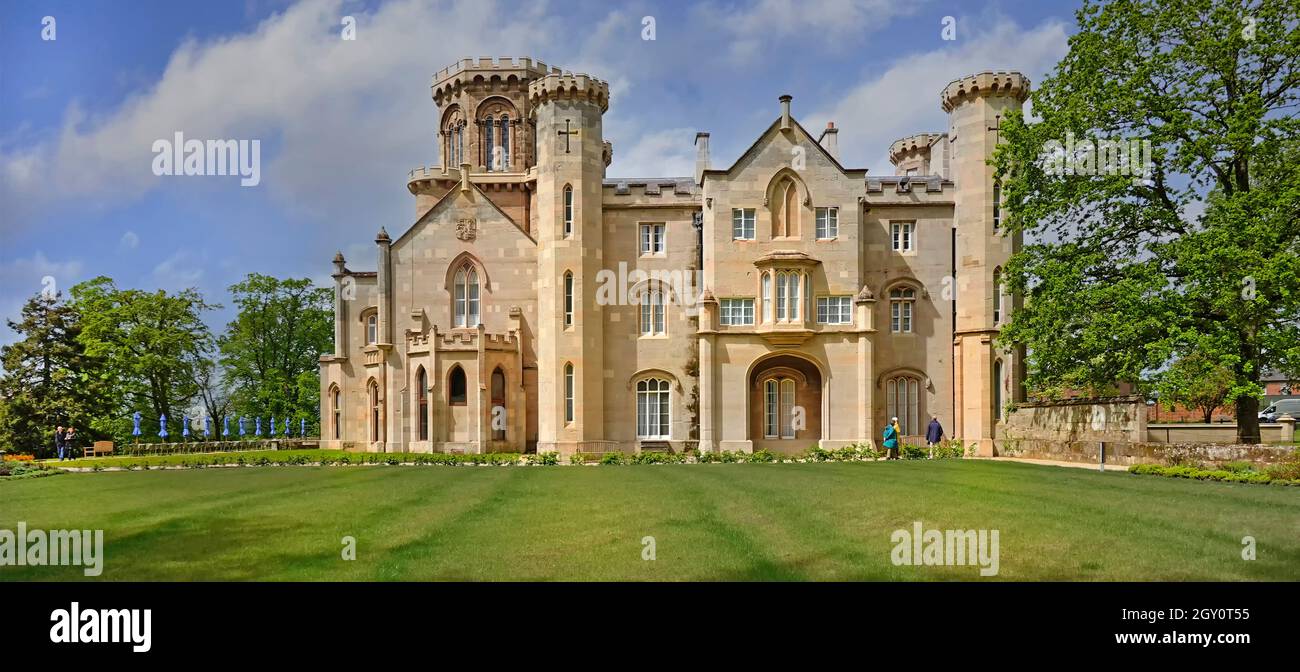 Parte dei giardini e del parco intorno alla storica residenza di campagna del castello di Studley di grado II, edificio di un hotel di Warners in Warwickshire Inghilterra Regno Unito Foto Stock